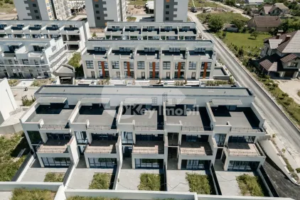 Townhouse, COJUȘNA