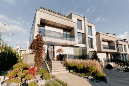 Duplex, Botanica, PĂȘUNILOR
