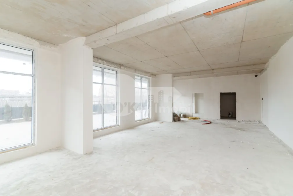 Spațiu comercial, STRĂȘENI