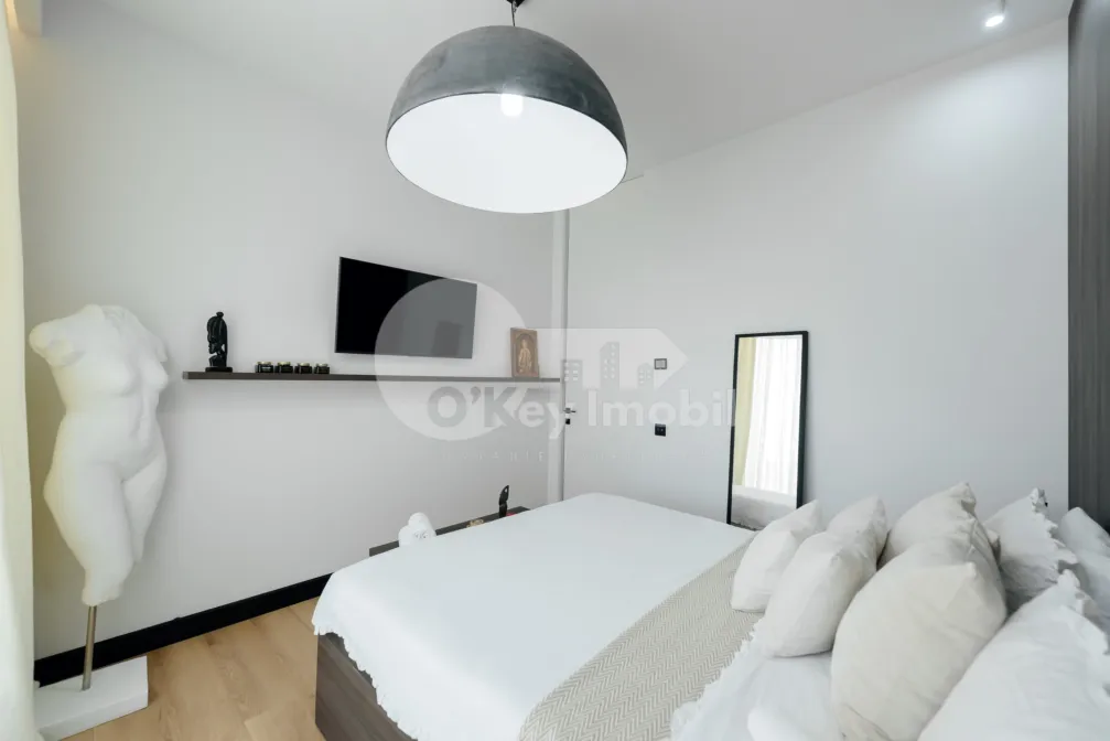 Пентхаус, Чеканы, МИРЧА ЧЕЛ БЭТРЫН