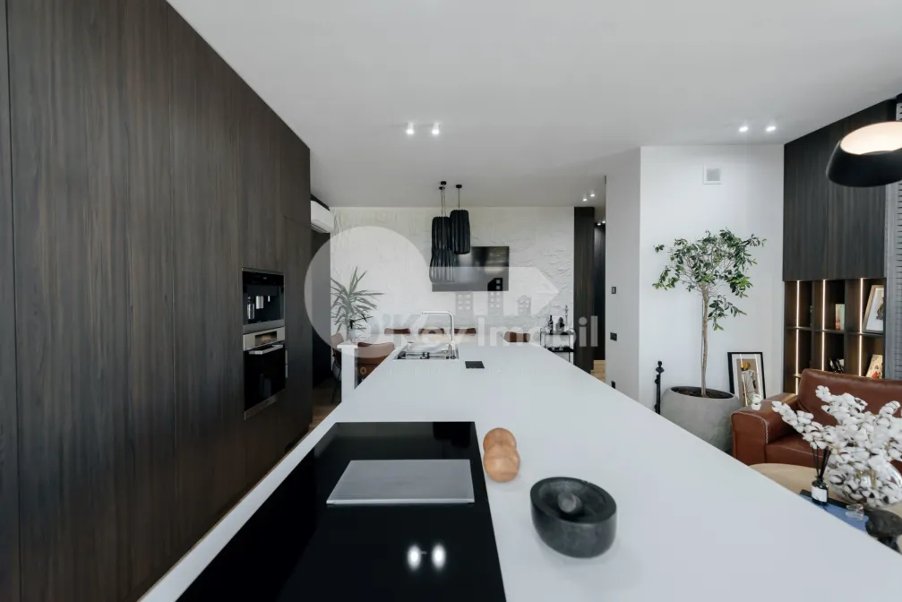 Пентхаус, Чеканы, МИРЧА ЧЕЛ БЭТРЫН