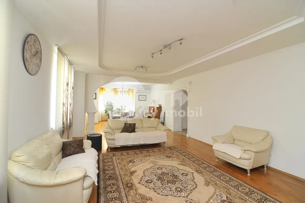 Casă - str-la Mihai Eminescu - Botanica