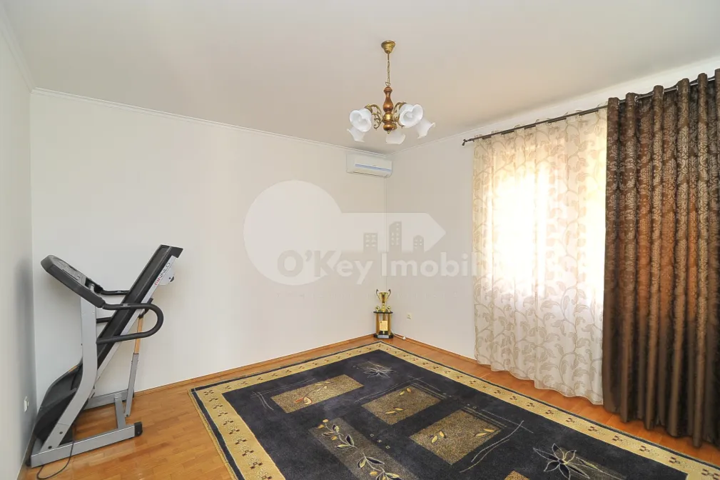 Casă - str-la Mihai Eminescu - Botanica