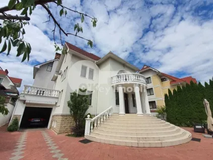 Casă - str-la Mihai Eminescu - Botanica