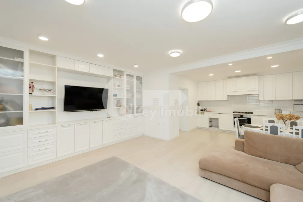 Дом, Центр, АНТОН КРИХАН