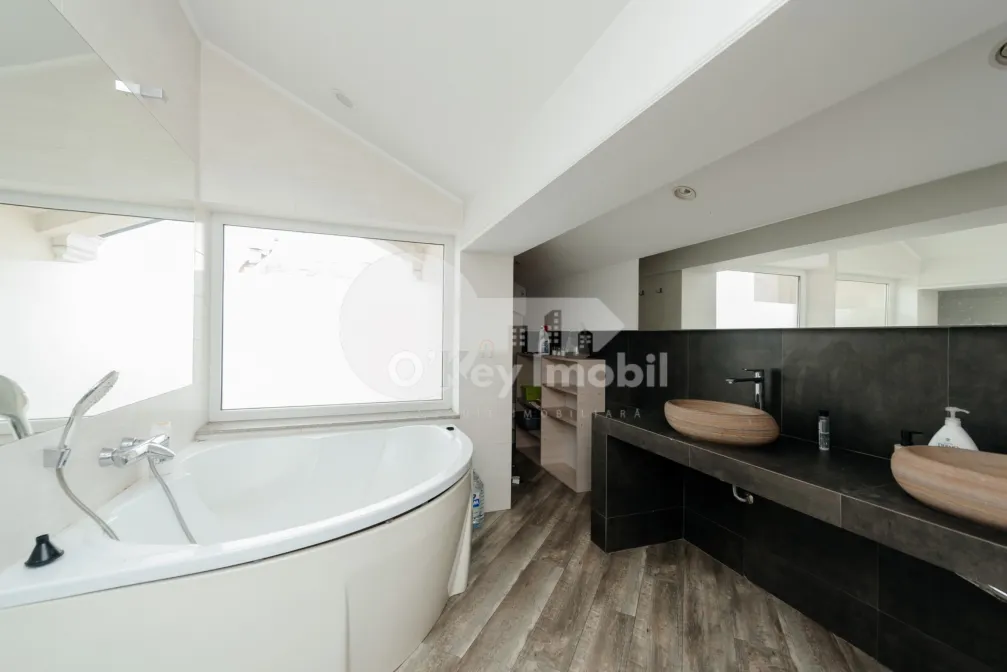 Oficiu, Centru, MOARA ROȘIE