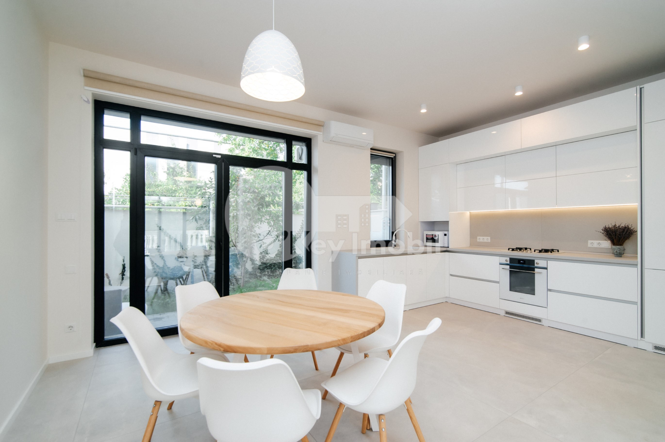 Casă, Centru, GEORGE MENIUC