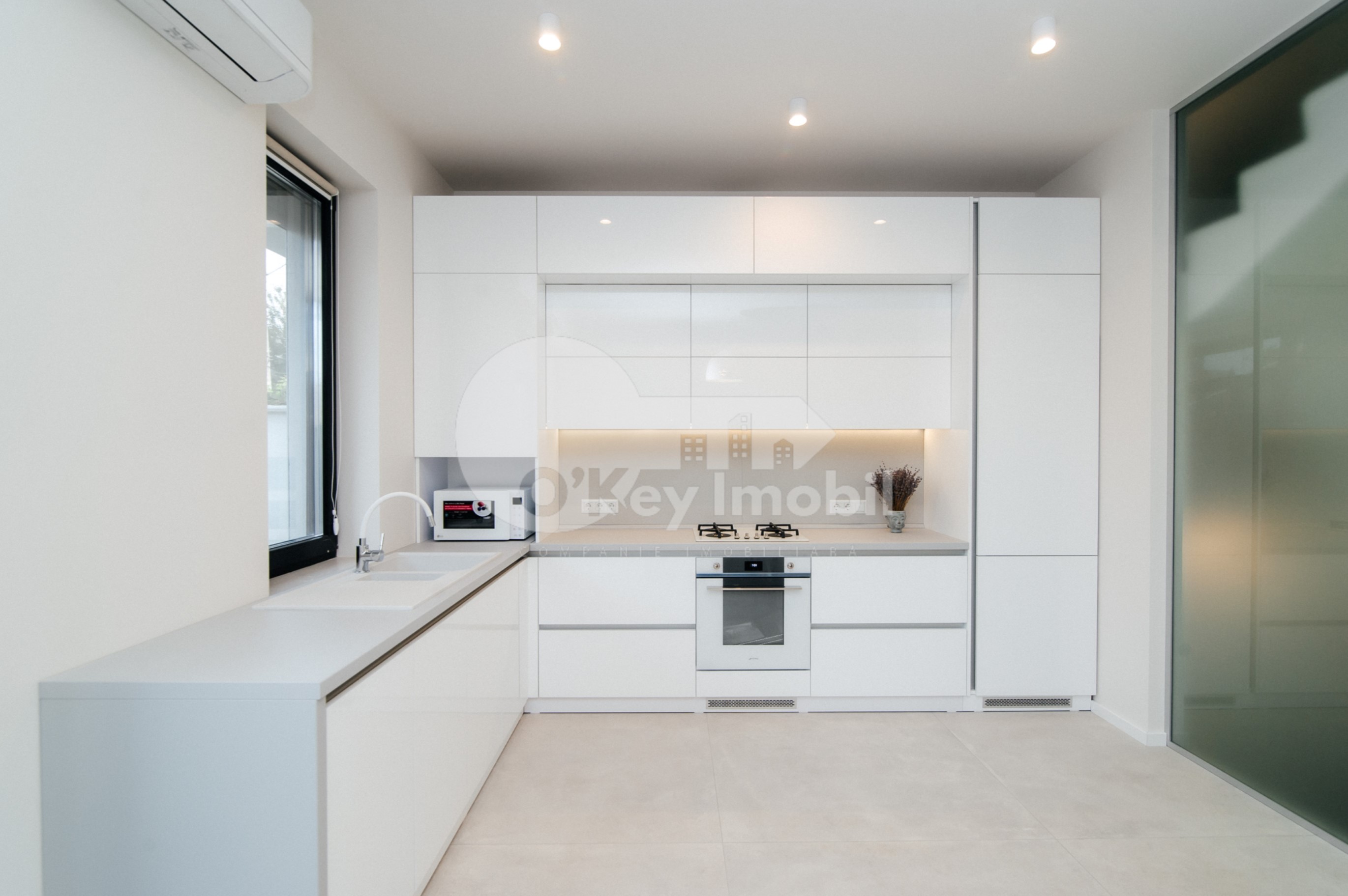 Casă, Centru, GEORGE MENIUC