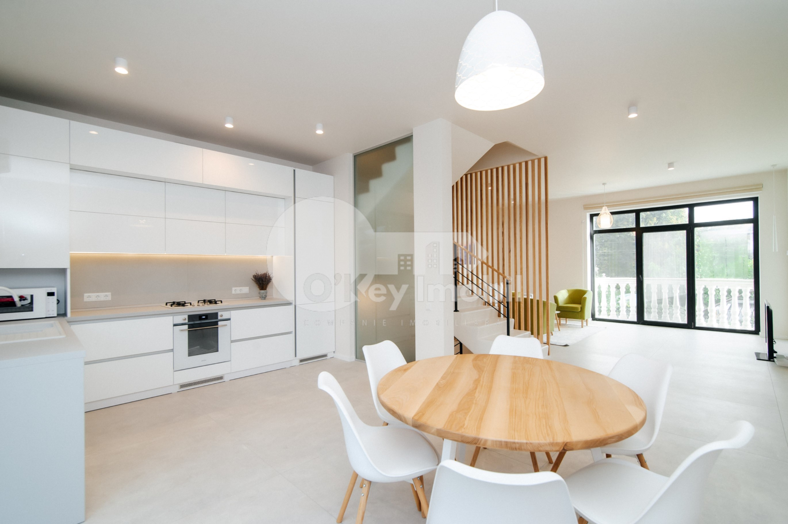 Casă, Centru, GEORGE MENIUC