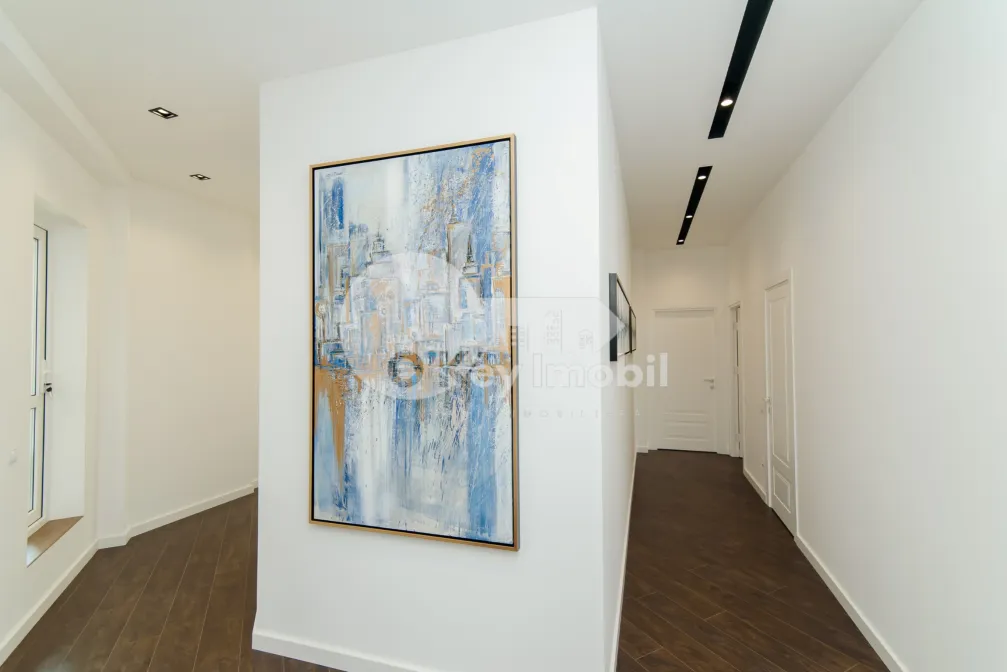 Penthouse, Centru, MELESTIU