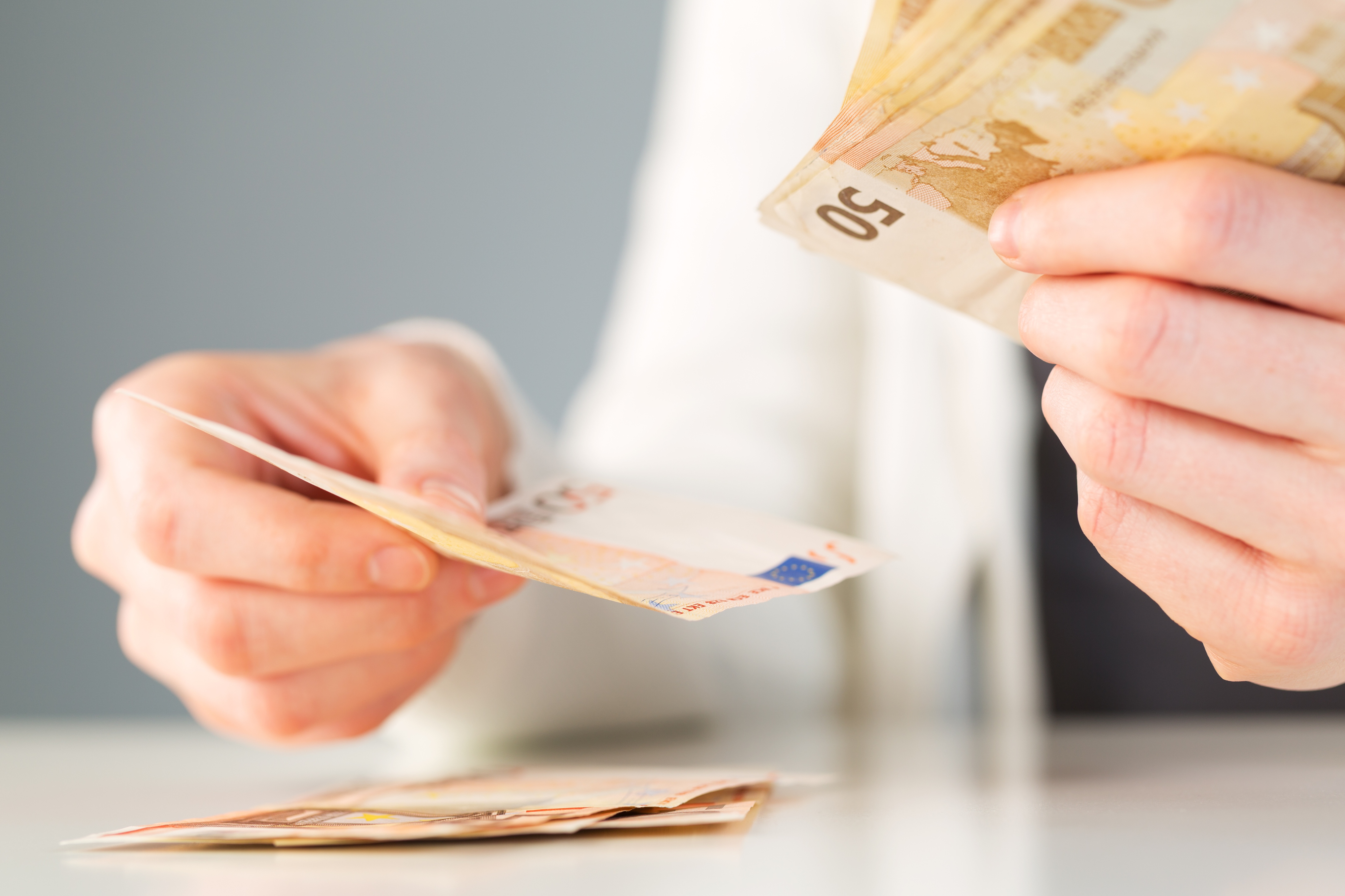 Schimbări importante în tranzacțiile imobiliare: Plățile în numerar vor avea limite stricte