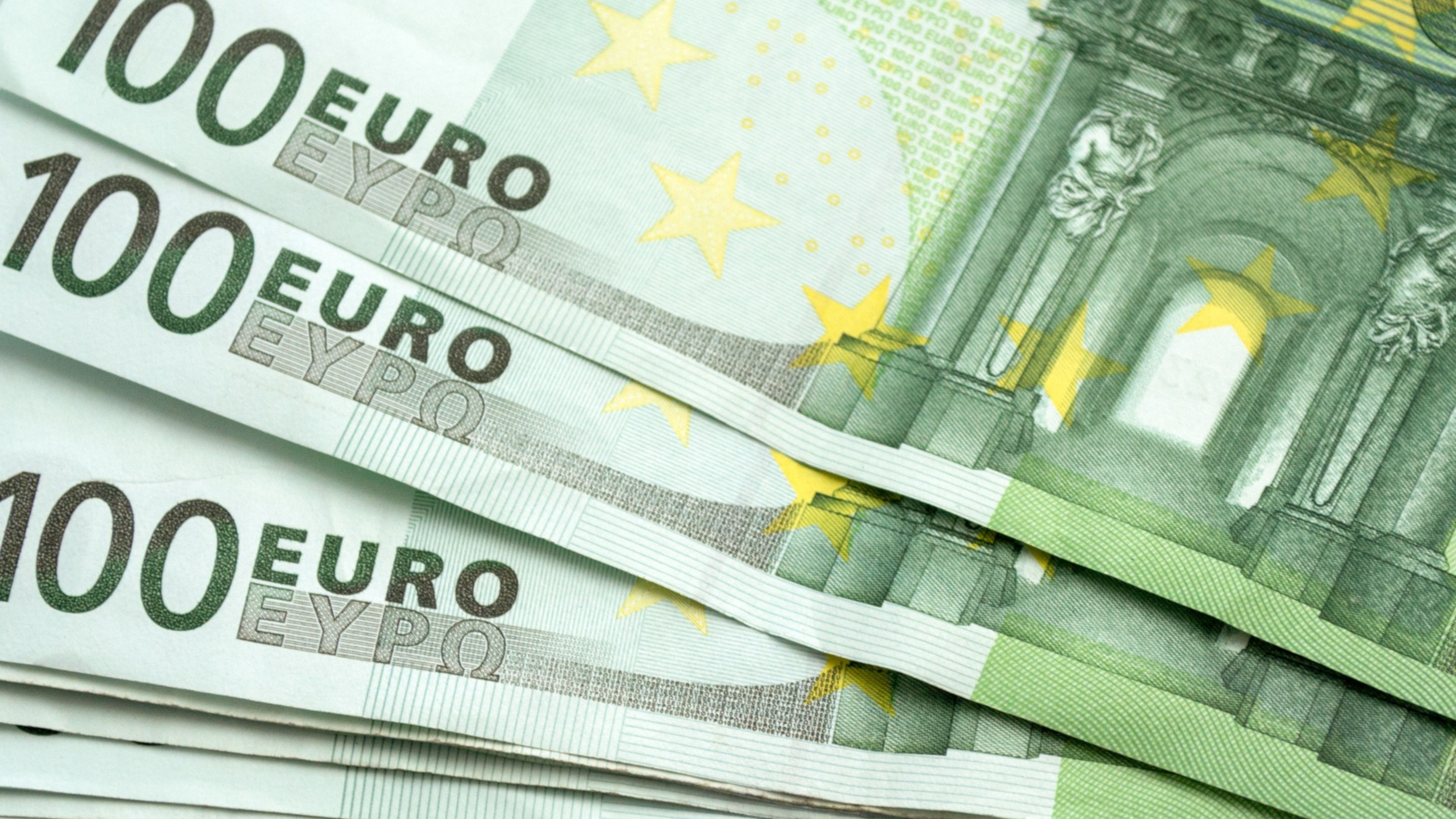 Amânare cu trei luni pentru legea privind limitarea plăților în numerar